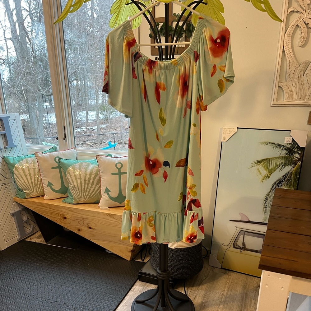 Super Cute Mint Dress with flowy sleeves!